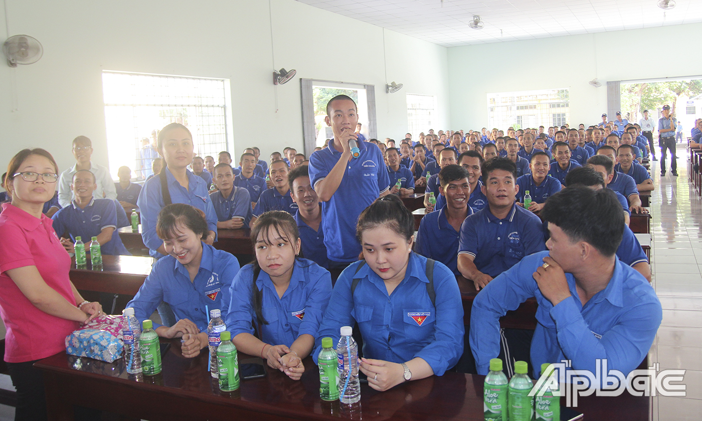 Học viên hào hứng với phần đố vui có thưởng liên quan đến kiến thức pháp luật về công tác phòng, chống và cai nghiện ma túy.