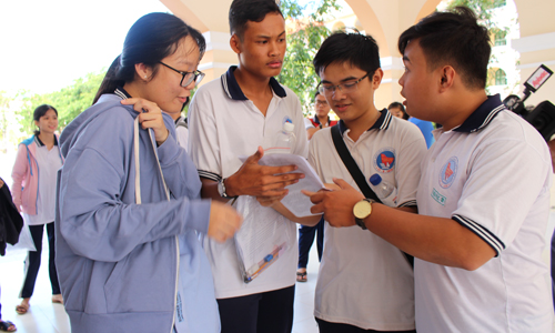 Các thí sinh vui vẻ sau kỳ thi kết thúc bài thi Ngoại ngữ. 