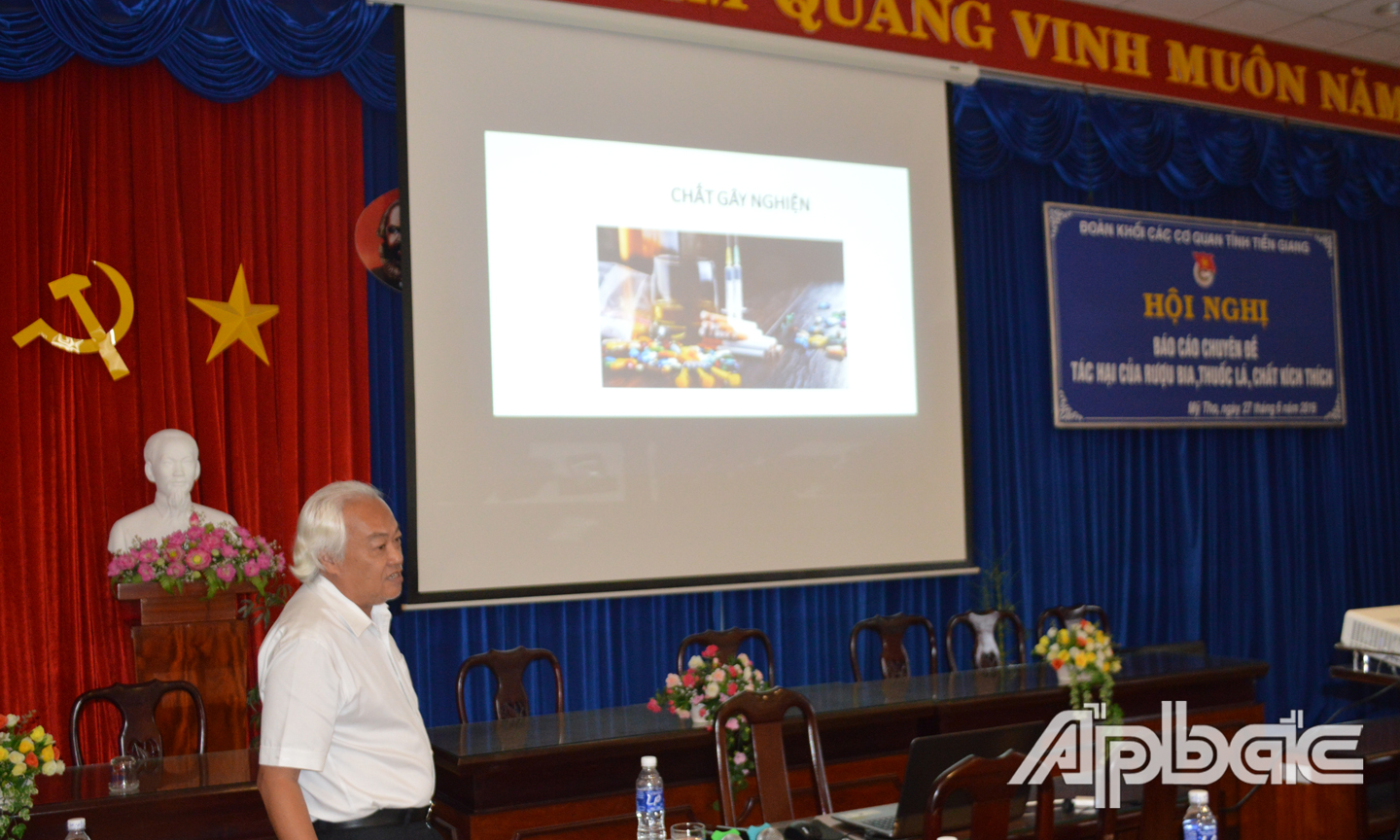 Giám đốc Trung tâm Nguyễn Ngọc Chơn cung cấp thông tin cho các bạn đoàn viên - thanh niên.