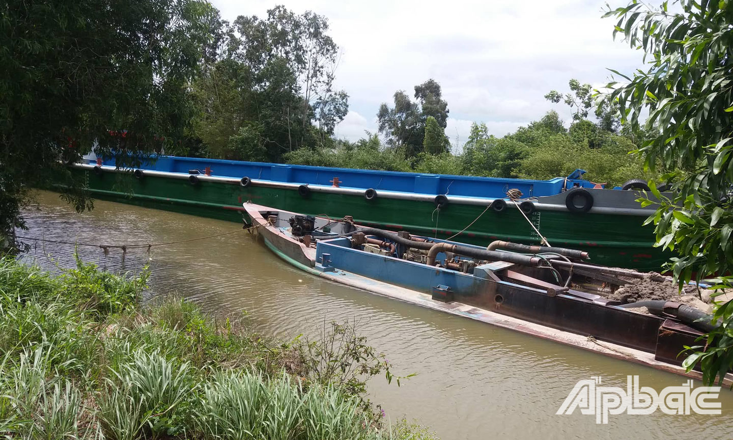 Các phương tiện nằm chờ nước lớn trên tuyến Kênh 2.