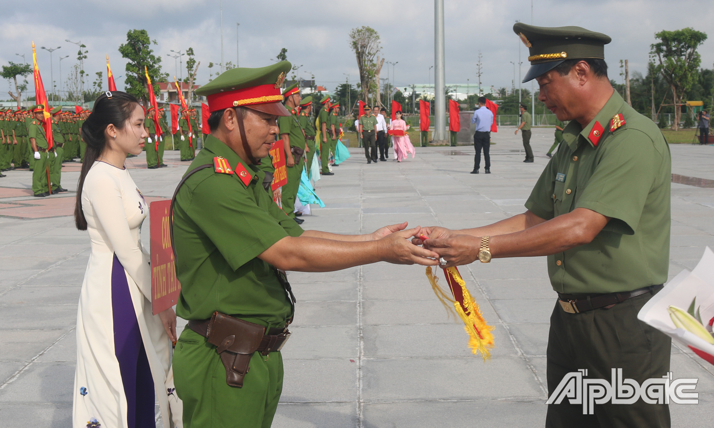 Đại tá Lê Hồng Hiệp tặng cờ lưu niệm cho các đơn vị tham gia hội thi.