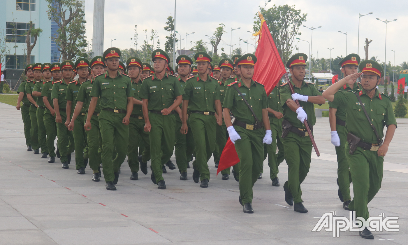 Các cán bộ, chiến sĩ thực hiện phần thi duyệt đội ngũ và biểu diễn tình huống ứng dụng võ thuật Công an nhân dân