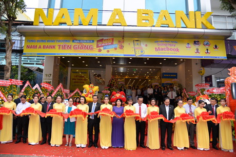 Nghi thức cắt băng khai trương.