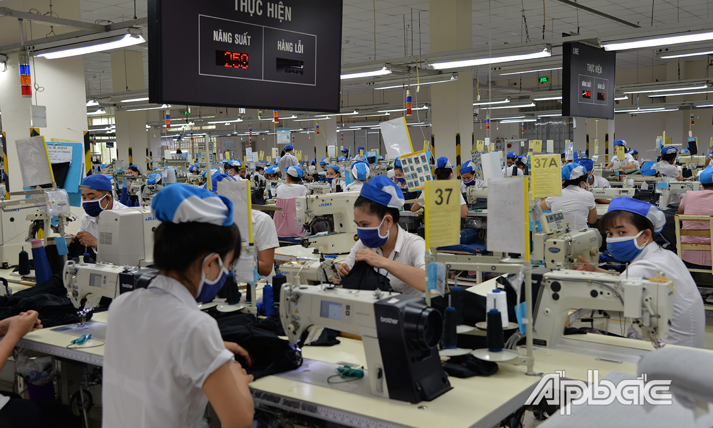 Dây chuyền sản xuất tại Công ty cổ phần May Tiền Tiến. Ảnh: Phương Anh