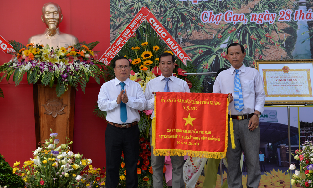 Đồng chí Phạm Anh Tuấn trao cờ thi đua cho đại diện xã Mỹ Tịnh An.