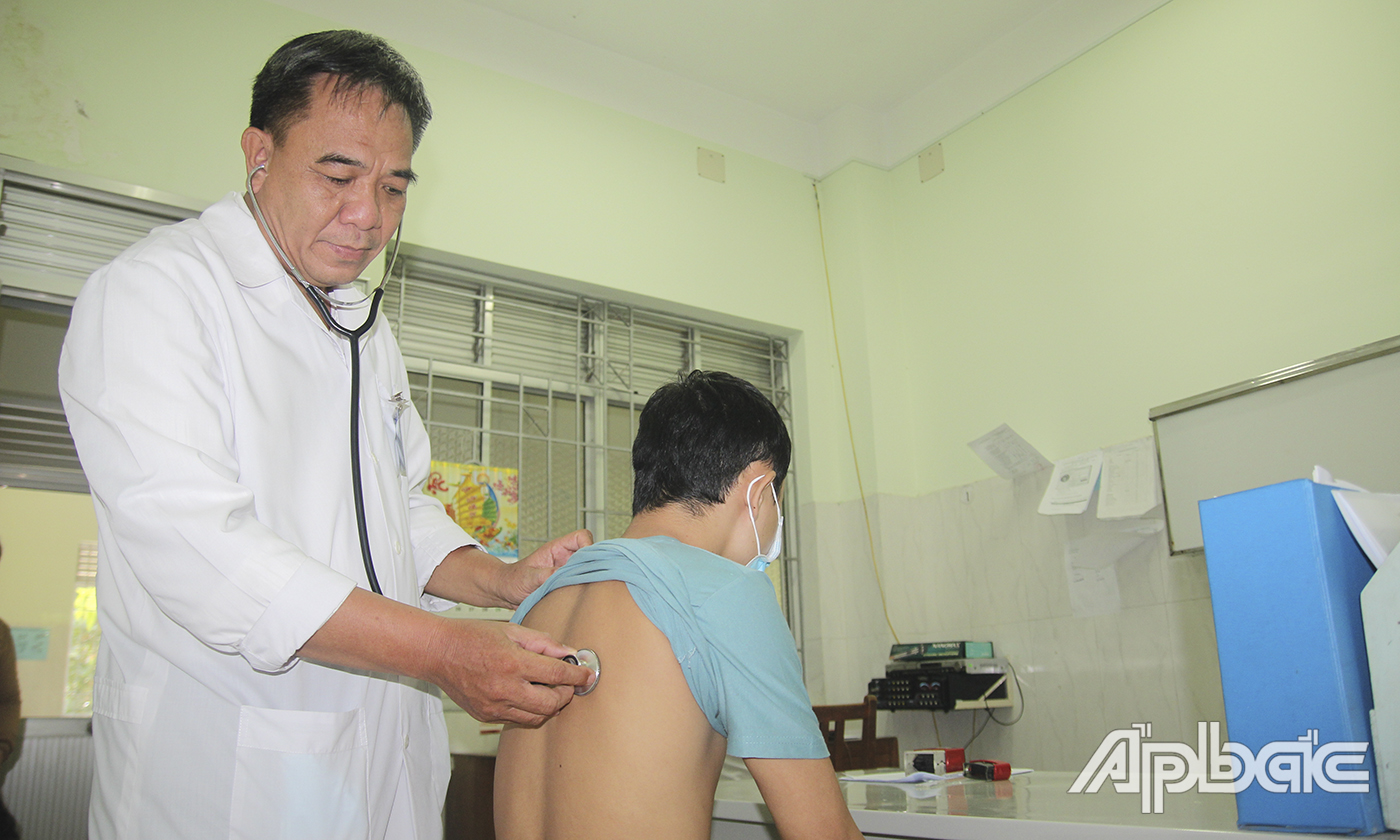 Bác sĩ Sơn hơn nửa đời người gắn bó với công việc điều trị và phòng chống lao.