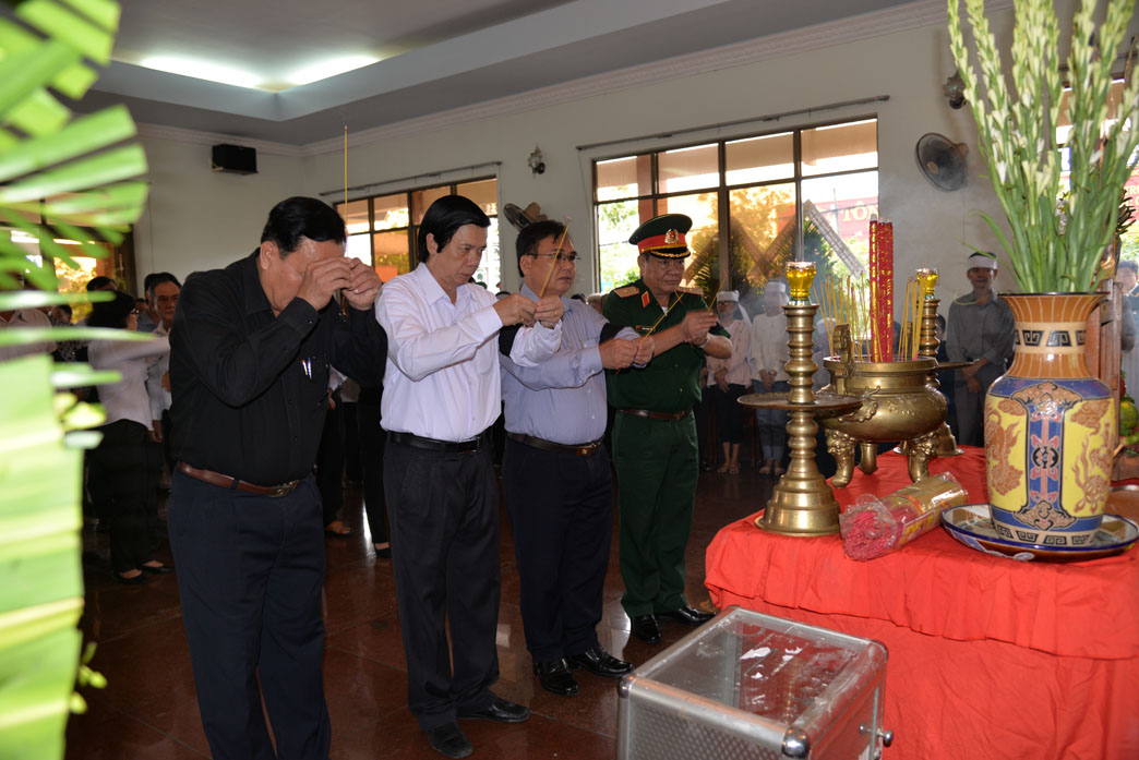 Đoàn lãnh đạo Tỉnh ủy – HĐND – UBND – Ủy ban MTTQ Việt Nam tỉnh Tiền Giang do đồng chí Bí thư Tỉnh ủy Nguyễn Văn Danh làm trưởng đoàn cùng các đồng chí lãnh đạo tỉnh qua các thời kỳ đã đến viếng và mặt niệm tưởng nhớ Trung tướng Nguyễn Văn Thạnh
