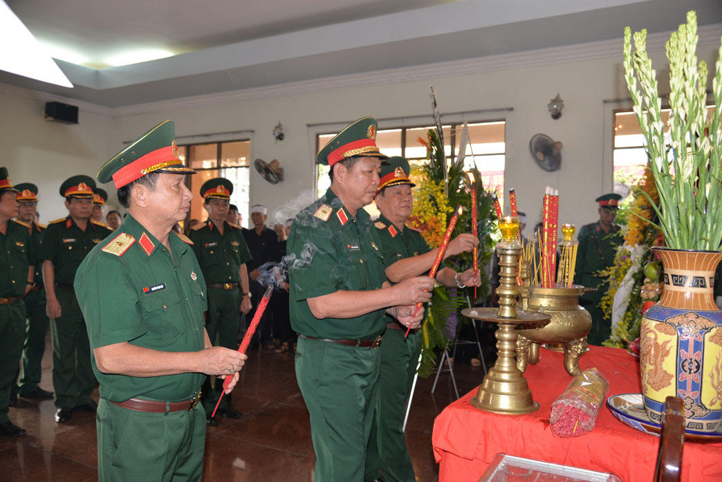 Đồng chí Thiếu tướng Huỳnh Chiến Thắng, Ủy viên Ban chấp hành Trung ương Đảng, Bí thư Đảng ủy Quân khu 9 dẫn đầu đoàn lãnh đạo Quân khu 9 viếng tang lễ