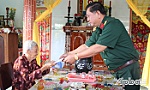 Đại tá Châu Hoàng Phương thăm gia đình chính sách ở Chợ Gạo
