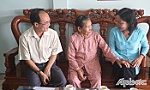 Bí thư Thị ủy Cai Lậy thăm, tặng quà các gia đình chính sách