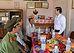 Bí thư Tỉnh ủy Tiền Giang thăm và tặng quà các gia đình chính sách