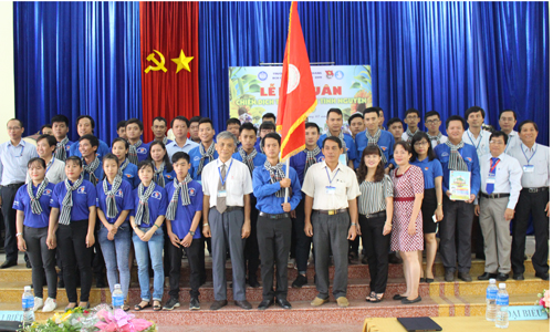 Trao cờ ra quân chiến dịch.  