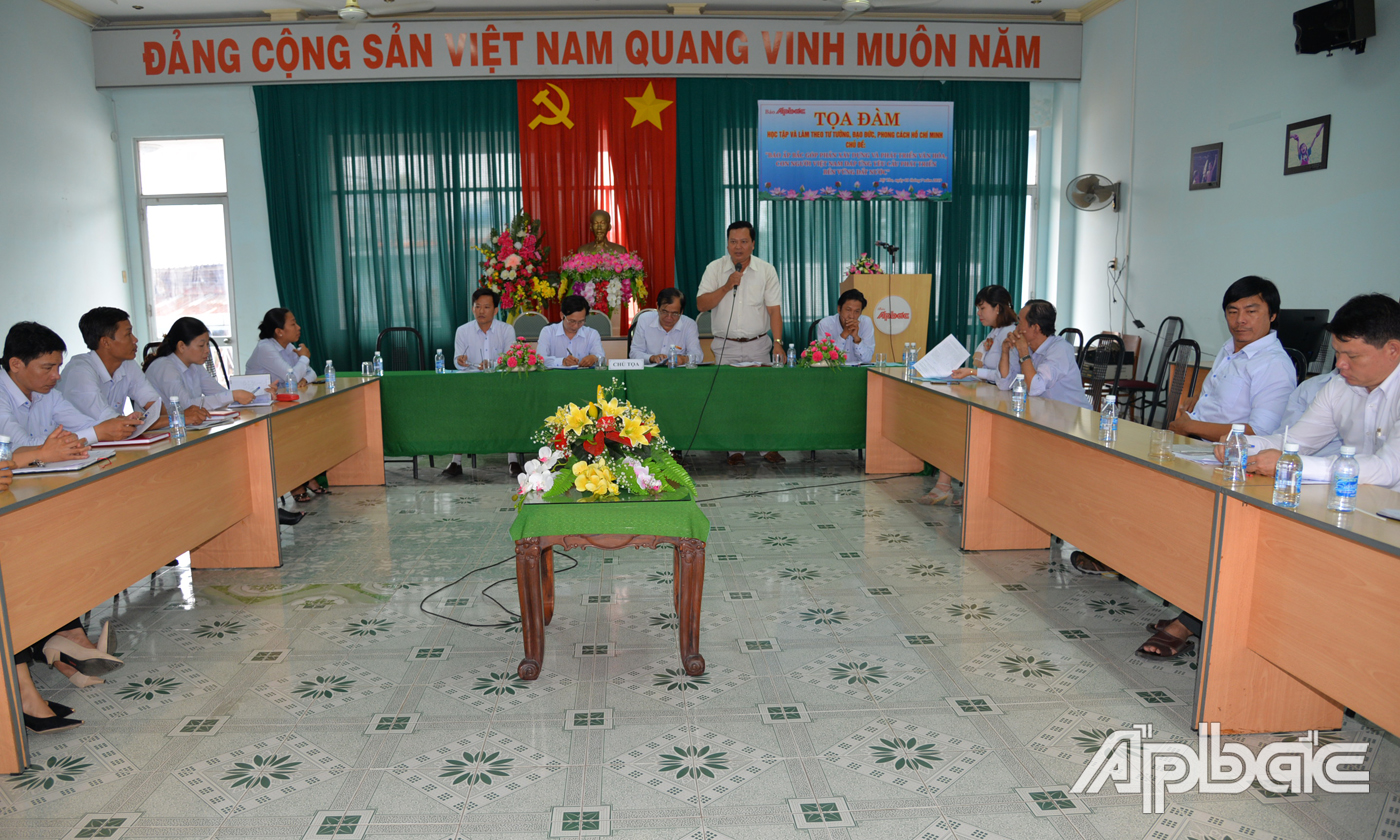 đồng chí Võ Văn Dũng, Ủy viên Thường vụ, Trưởng Ban Tuyên giáo Đảng ủy Khối các cơ quan tỉnh phát biểu