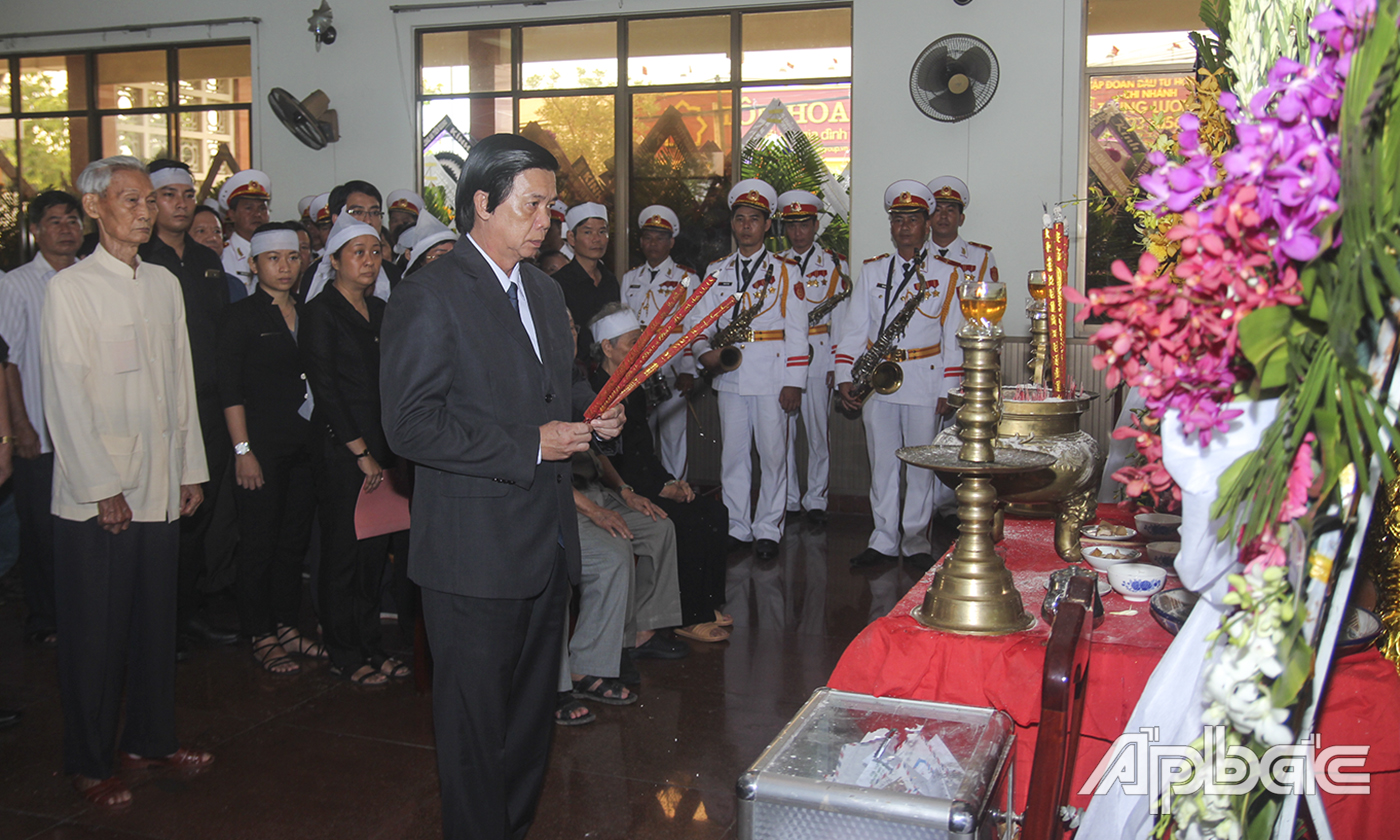Đồng chí Nguyễn Văn Danh thắp hương trước linh cữu Trung tướng Nguyễn Văn Thạnh.