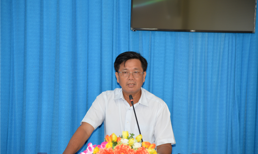 Phó Chủ tịch UBND huyện Cái Bè Nguyễn Văn Tú phát biểu về lý do huyện Cái Bè để dịch tả heo châu Phi lây lan nhanh.