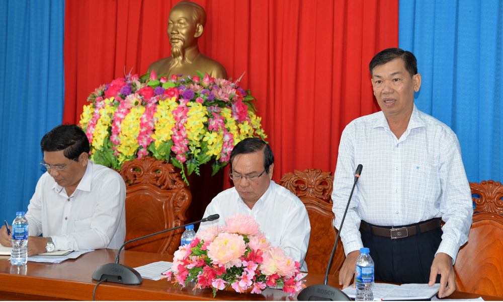 Đồng chí Nguyễn Văn Mẫn, Giám đốc Sở Nông nghiệp và Phát triển nông thôn phải biểu tại cuộc họp.