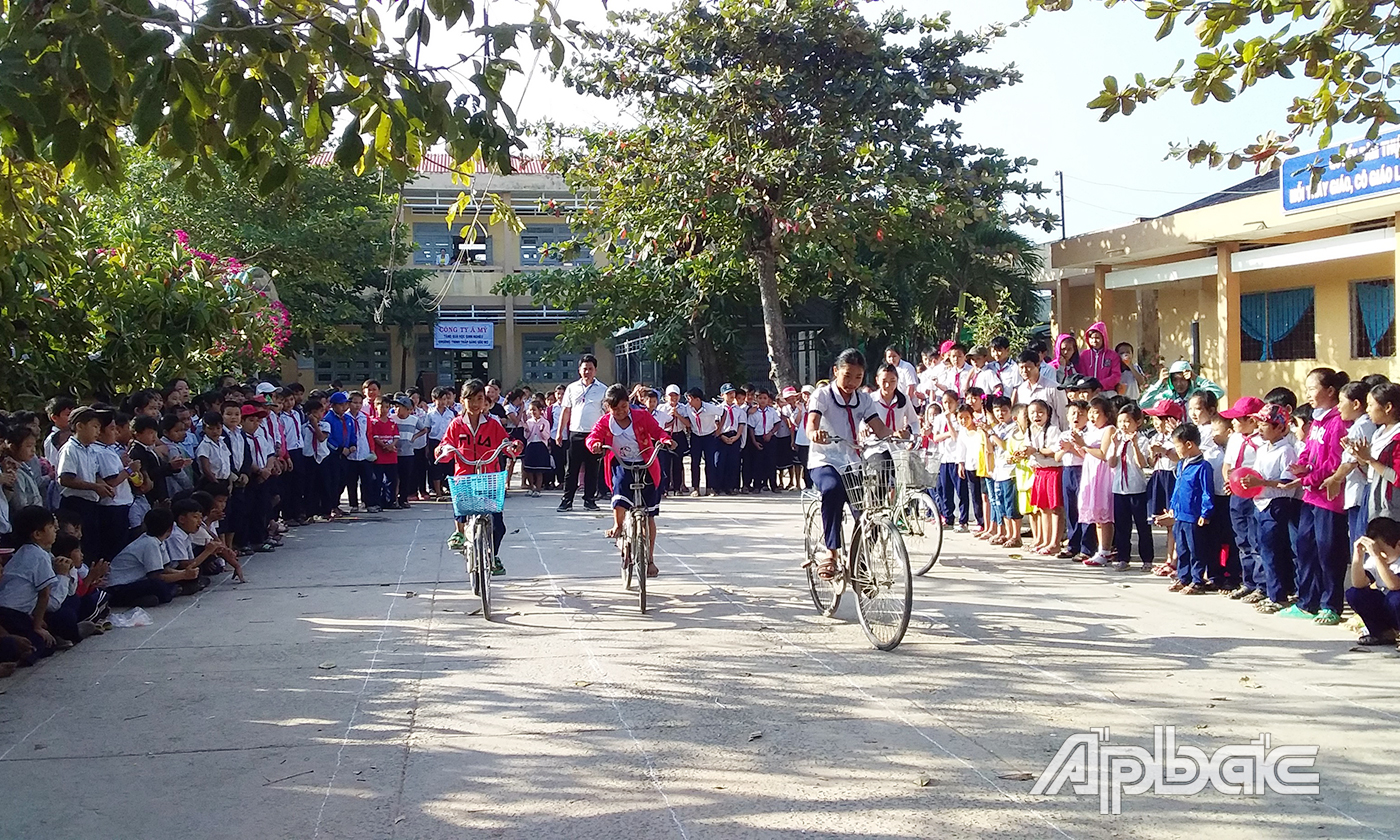 Nhà trường tổ chức nhiều trò chơi dân gian cho HS tại trường.
