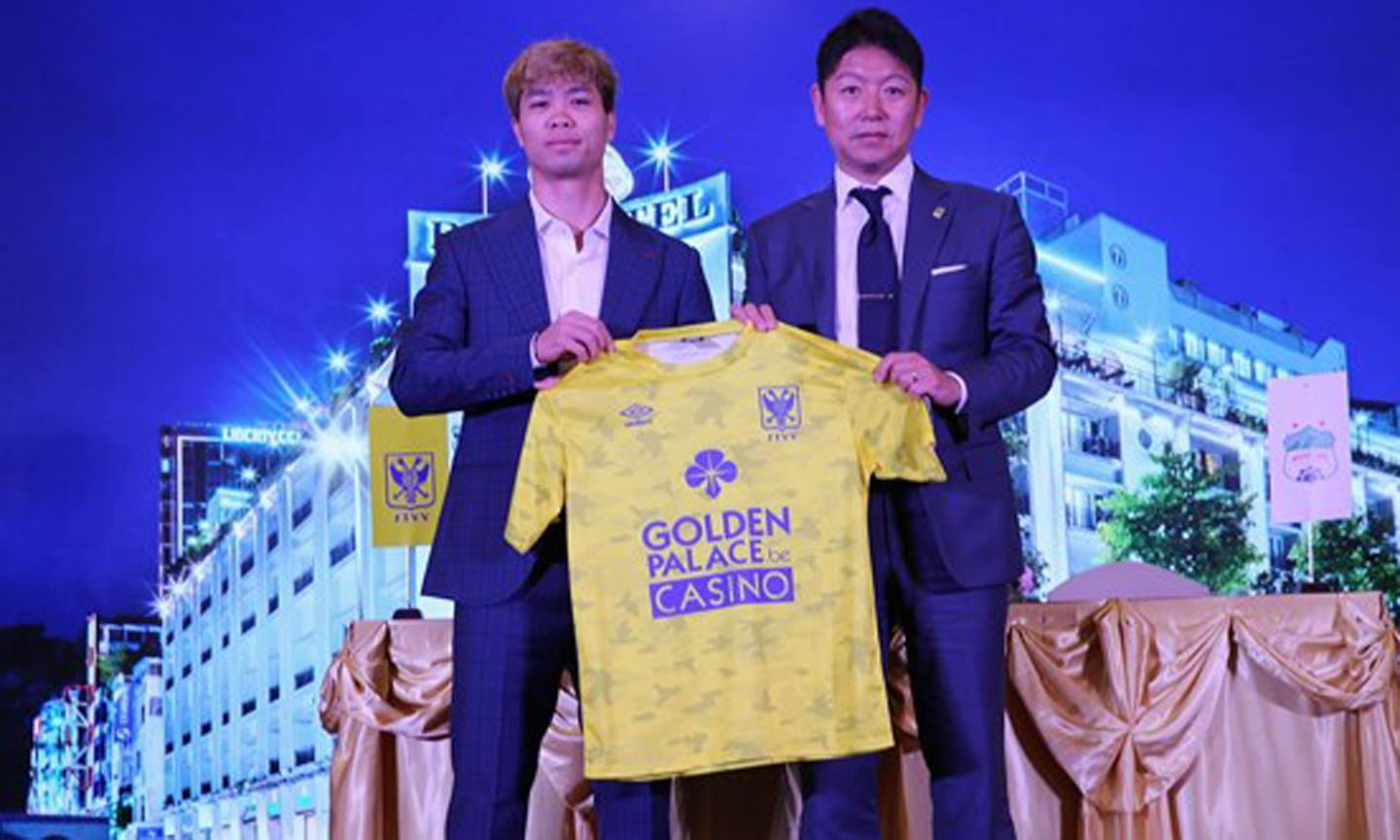 Công Phượng và trang phục thi đấu của Sint Truiden. Ảnh: DŨNG PHƯƠNG