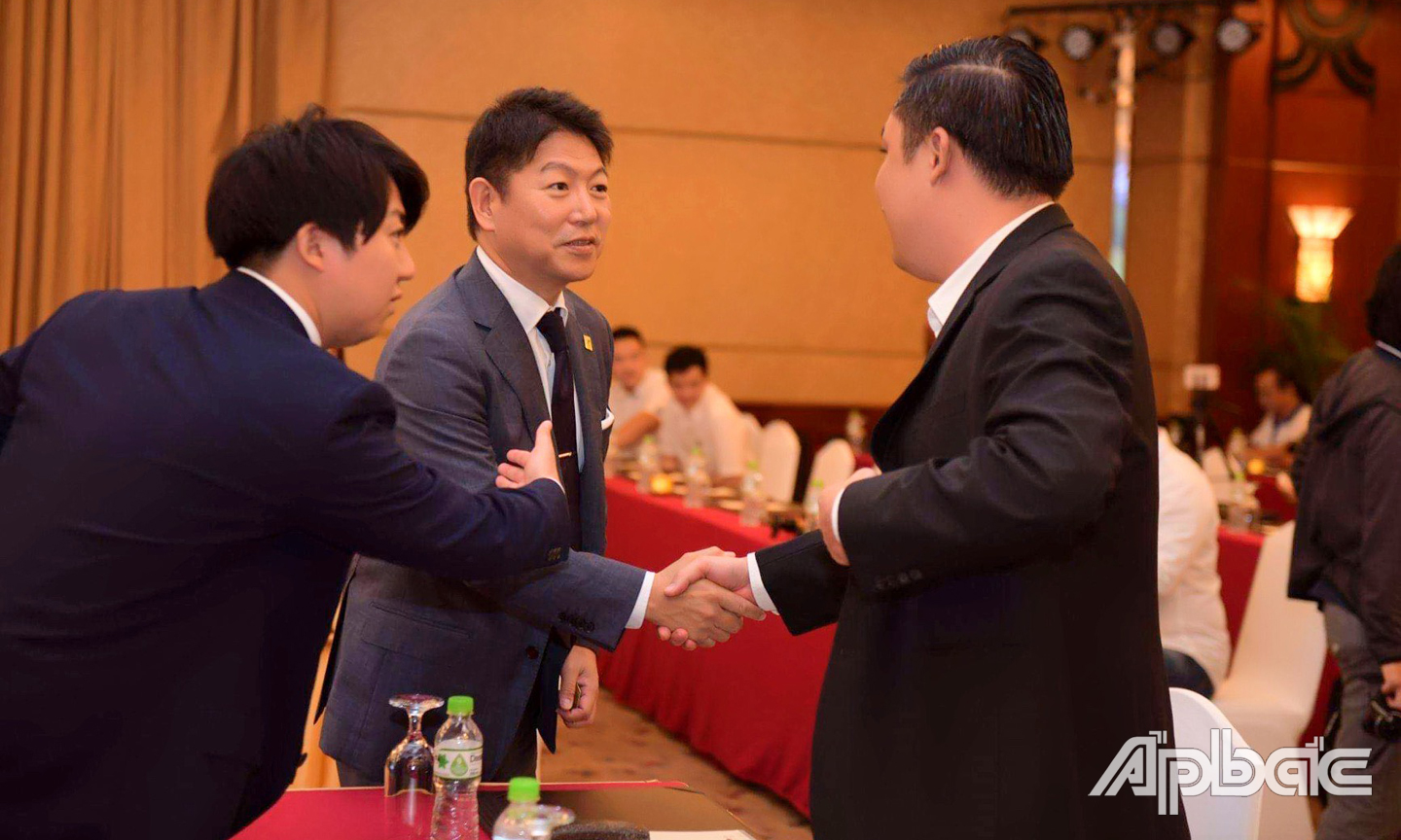 Lãnh đạo VFF bắt tay chúc mừng CLB 
