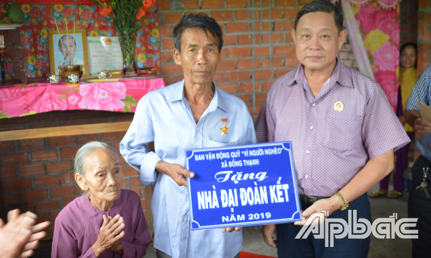 Đại diện công ty trao nhà cho ông Răng.