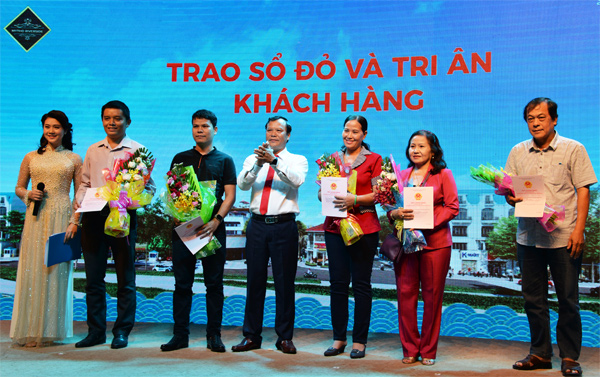 Ông Nguyễn Văn Tư trao 