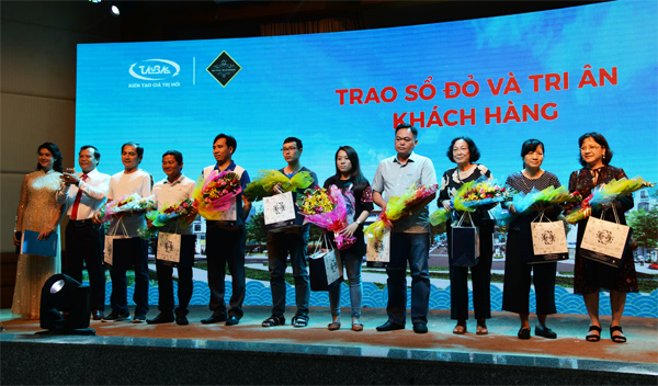 Trao quà tri ân khách hàng nhận bàn giao nhà đợt 2.