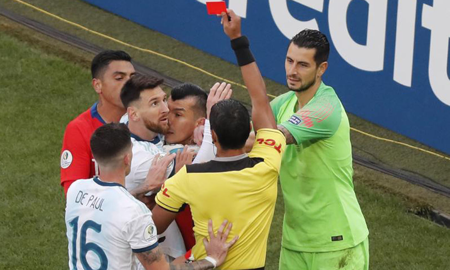 Messi và Gary Medel dính thẻ đỏ. Ảnh: Getty Images