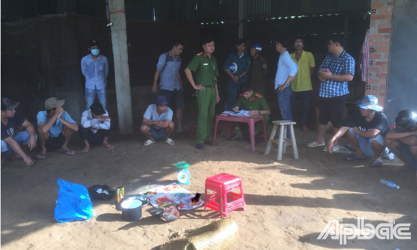 Tụ điểm đá gà, lắc bầu cua ăn thua bằng tiền bị triệt phá tại xã Phước Trung, huyện Gò Công Đông.