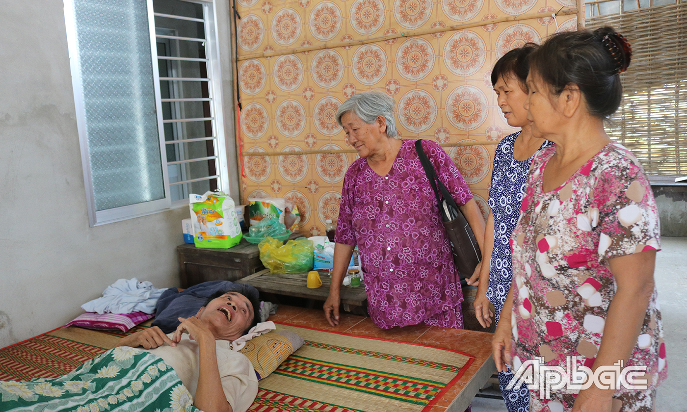 Bà Anh (bìa trái) thăm một hoàn cảnh khó khăn ở ấp 3, xã Mỹ Thành Bắc.