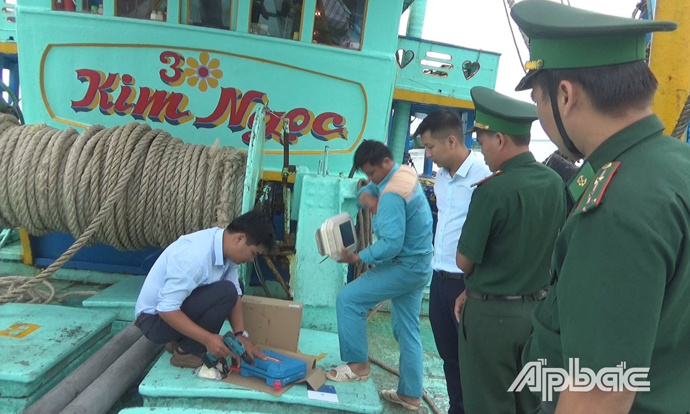 Nhân viên Viettel lắp đặt thiết bị giám sát tàu cá và hướng dẫn cách sử dụng,  quản lý thiết bị cho ngư dân thị trấn Vàm Láng, huyện Gò Công Đông.