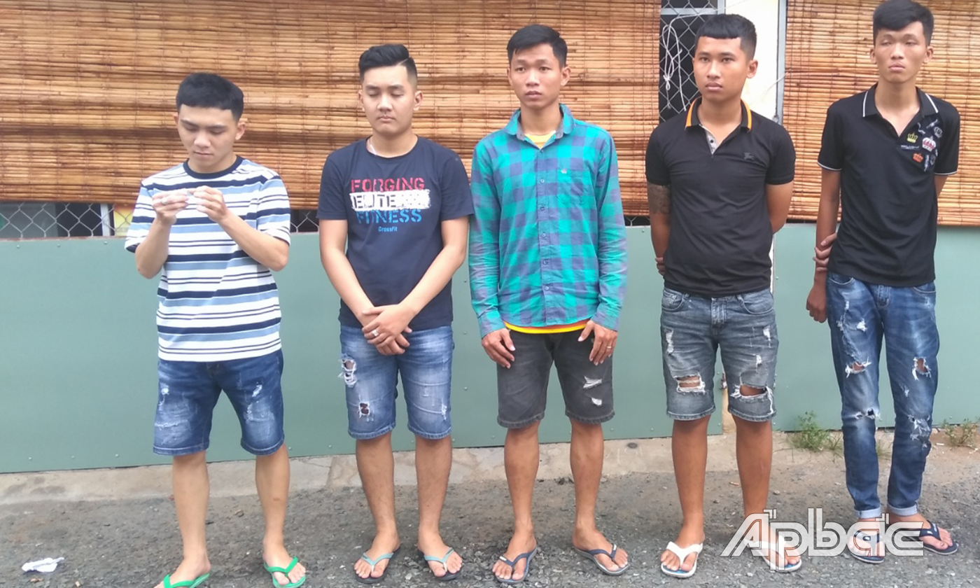 5 thanh niên cùng tang vật tại cơ quan công an.