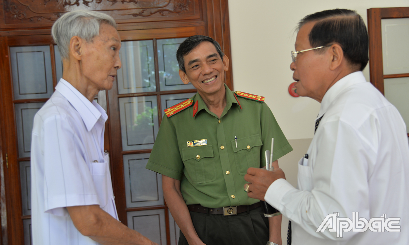 Đại biểu trao đổi trong giờ giải lao