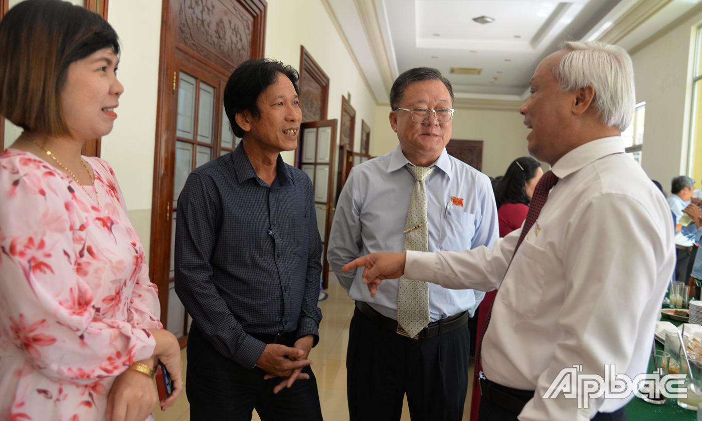 Đồng chí Uông Chu Lưu trao đổi ngoài hanh lang hội nghị