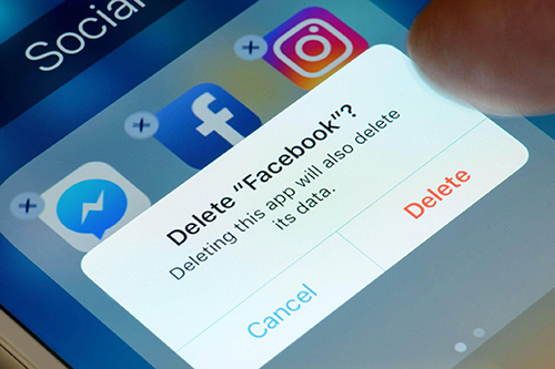  Facebook mang đến nhiều phiền toái cho người dùng. Ảnh: Huffington Post.