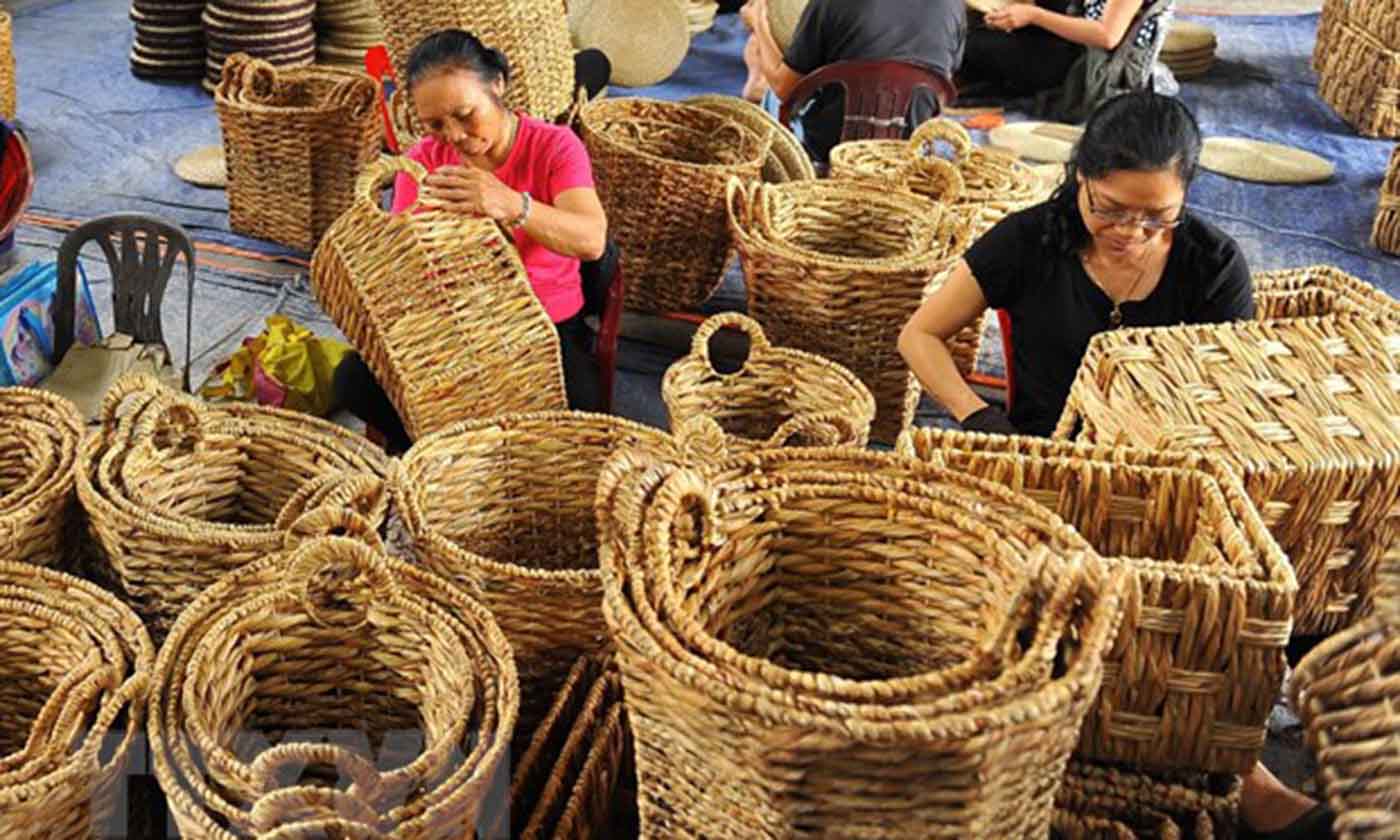 Sản xuất hàng thủ công mỹ nghệ. (Ảnh: Minh Đức/TTXVN)