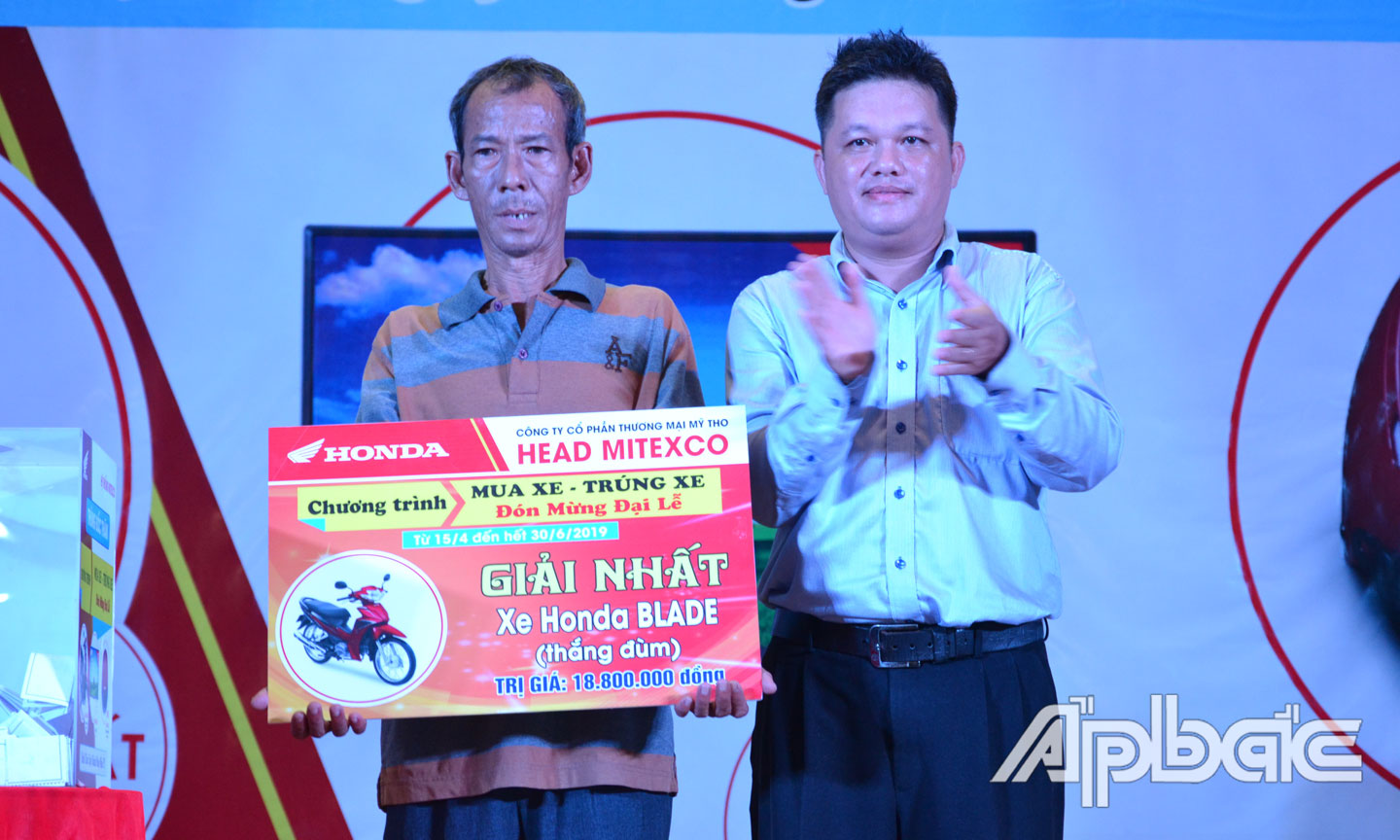Lãnh đạo Mitexco trao giải cho khách hàng trúng giải Nhất.