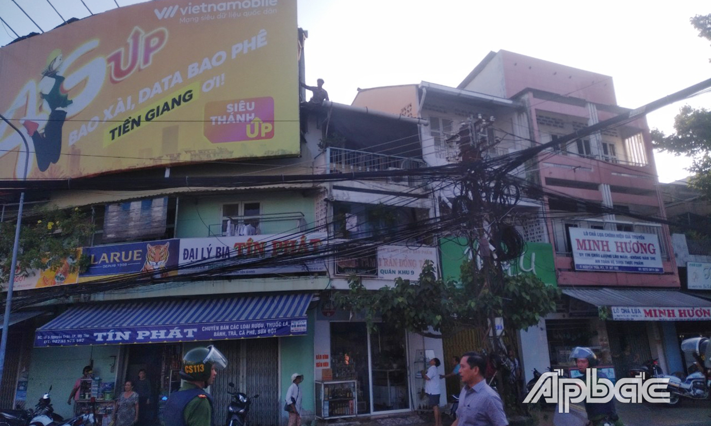 Đối tượng ngáo đá leo trên nóc nhà.