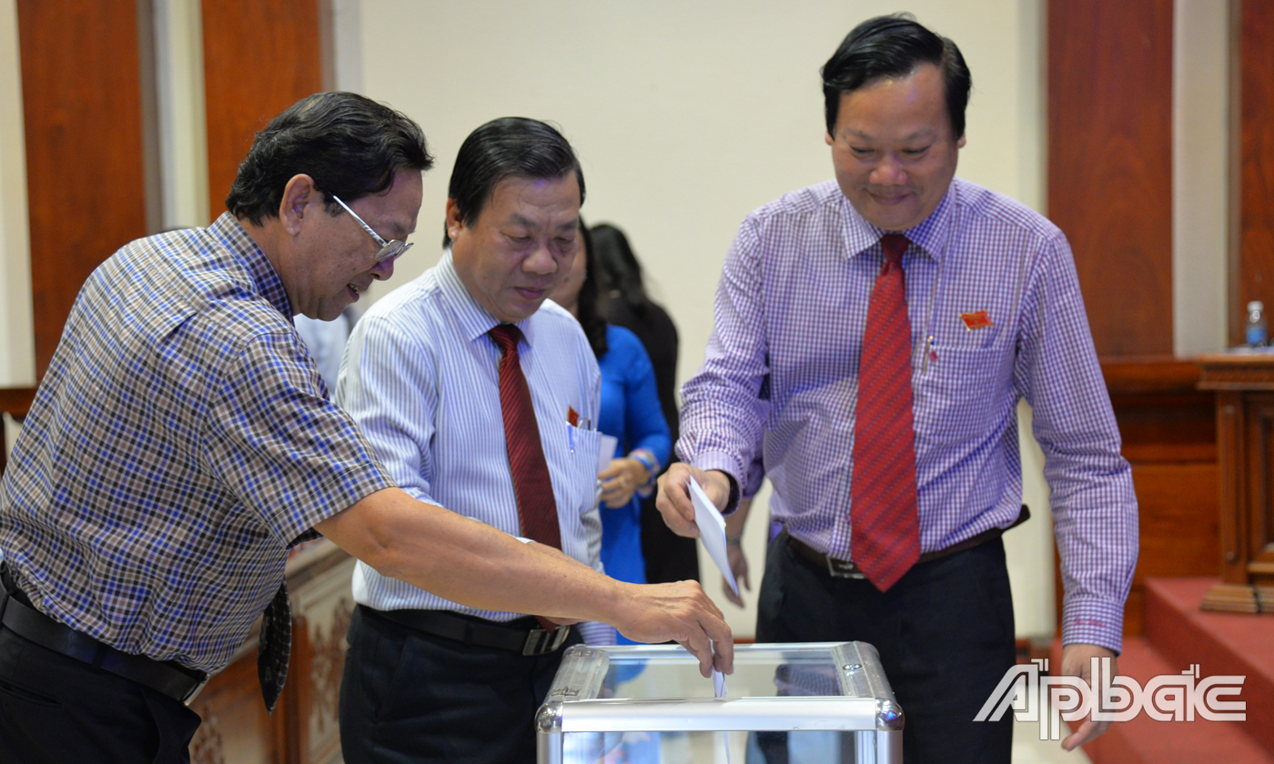Đại biểu bỏ phiếu bầu Phó Chủ tịch UBND tỉnh và Trưởng Ban Kinh tế-Ngân sách HĐND tỉnh