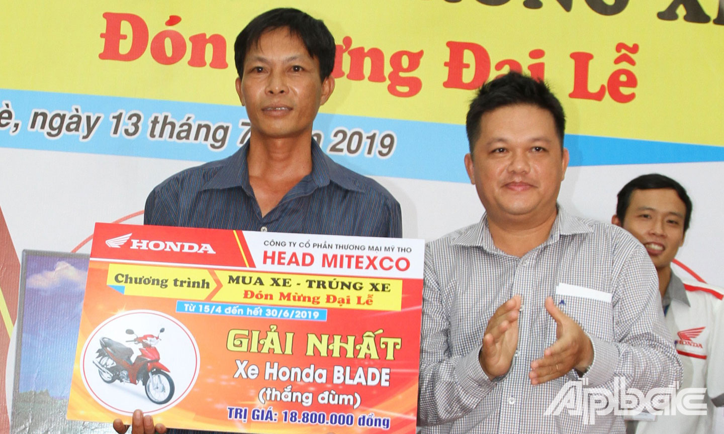 Lãnh đạo Mitexco trao giải cho khách hàng trúng giải Nhất.