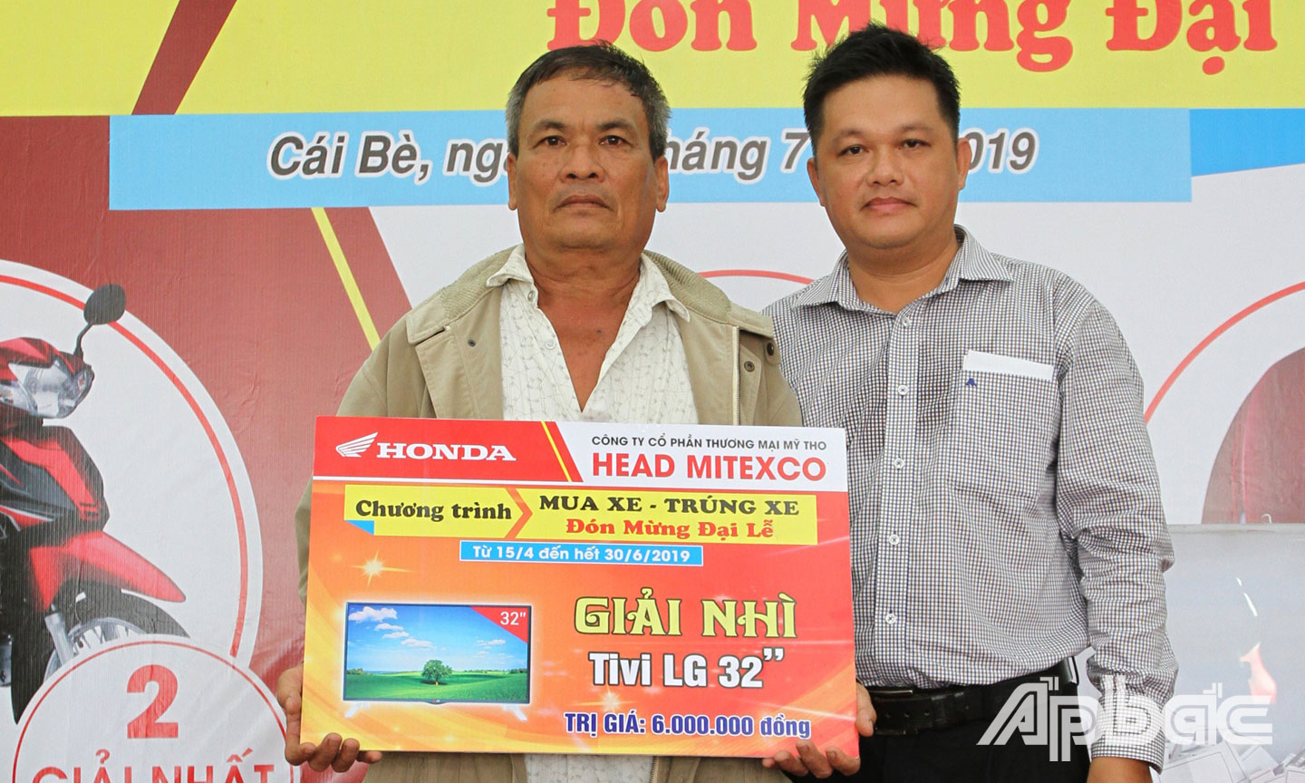 Lãnh đạo Mitexco trao giải cho khách hàng trúng giải Nhì.