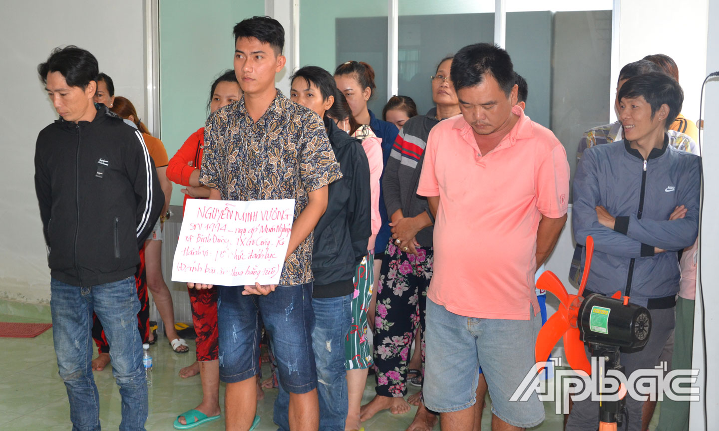 Đối tượng Nguyễn Minh Vương (người cầm giấy) bị khởi tố về hành vi “tổ chức đánh bạc”.