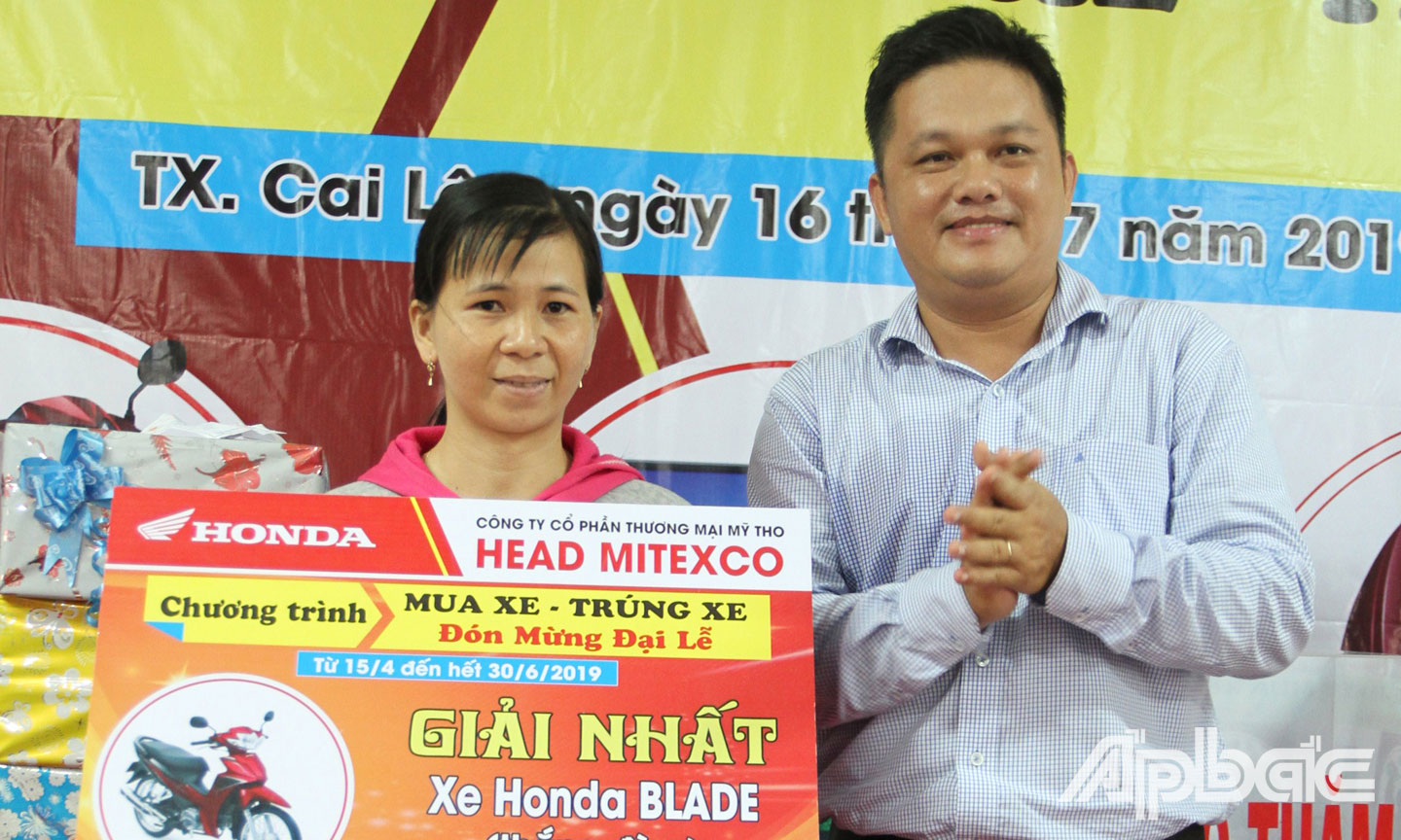 Lãnh đạo Mitexco trao giải cho khách hàng trúng giải Nhất.