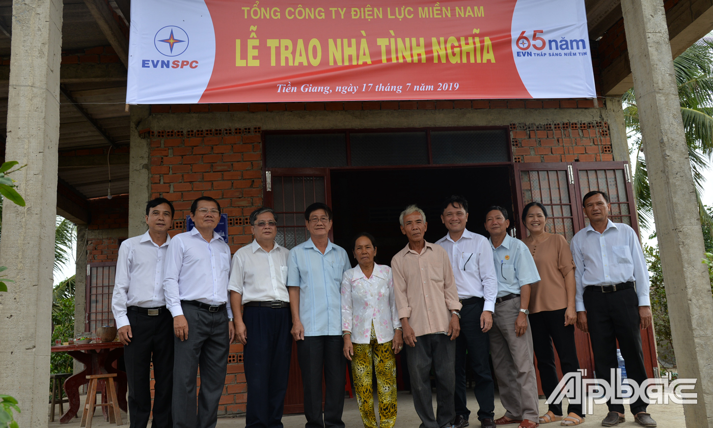 Lãnh đạo Tổng Công ty Điện lực Miền Nam, Công ty Điện lực Tiền Giang, Sở Lao động-thương binh và xã hội trao nhà tình nghĩa cho gia đình ông Nguyễn Văn Đực