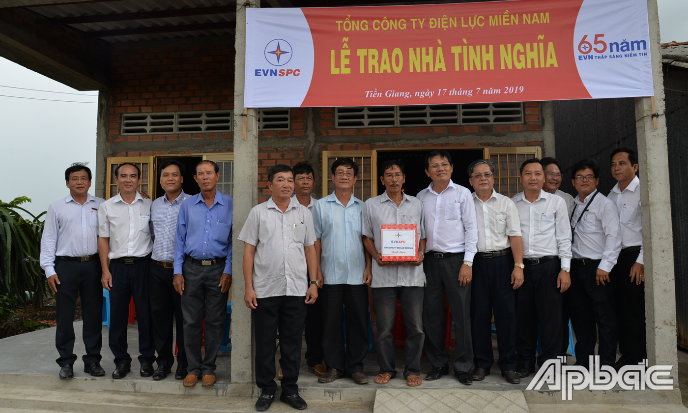 Tra nhà tình nghĩa cho gia đình ông Huỳnh Hữu Nghĩa