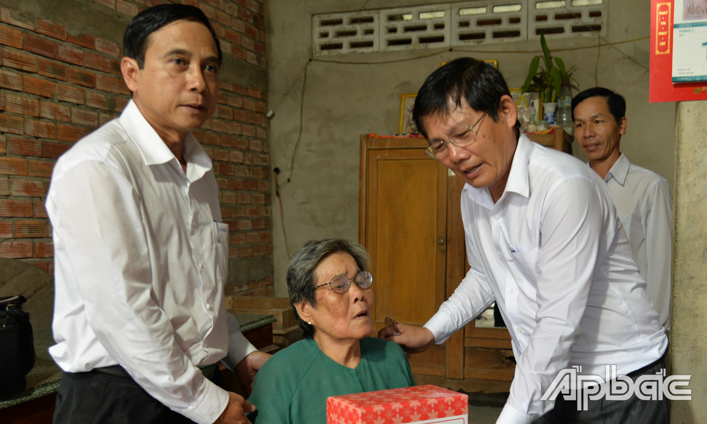 Thăm, tặng quà gia đình bà Nguyễn Thị Lớn
