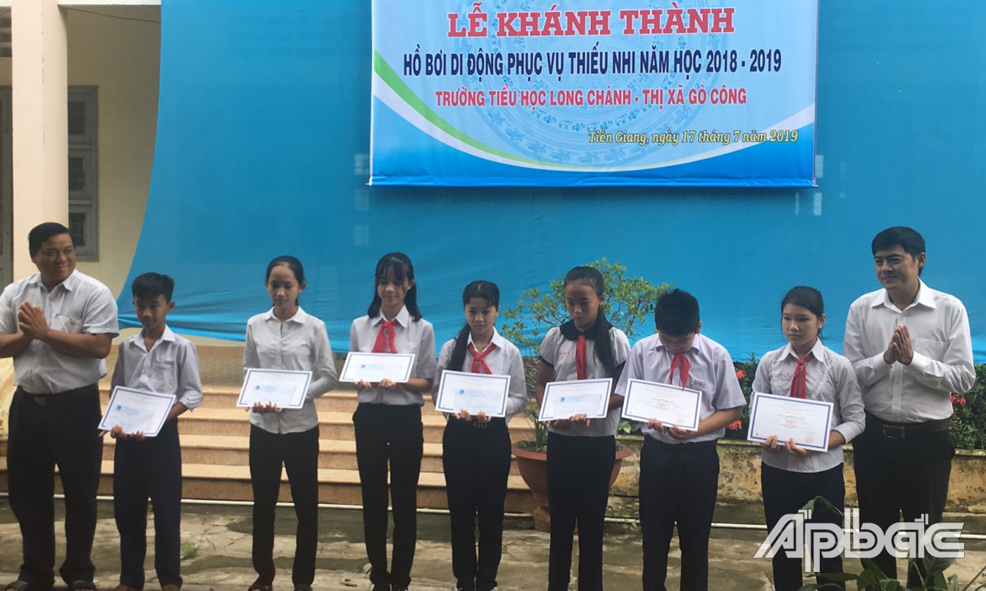 Trao học bổng cho các em