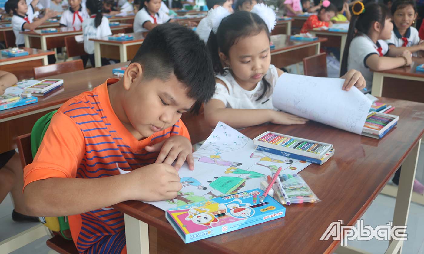 Các em thiếu nhi tham gia vẽ tranh.