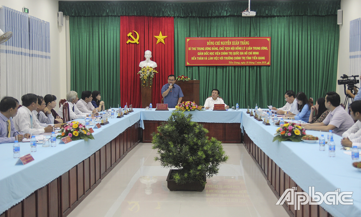 Đồng chí Võ Văn Bình phát biểu tại buổi làm việc.