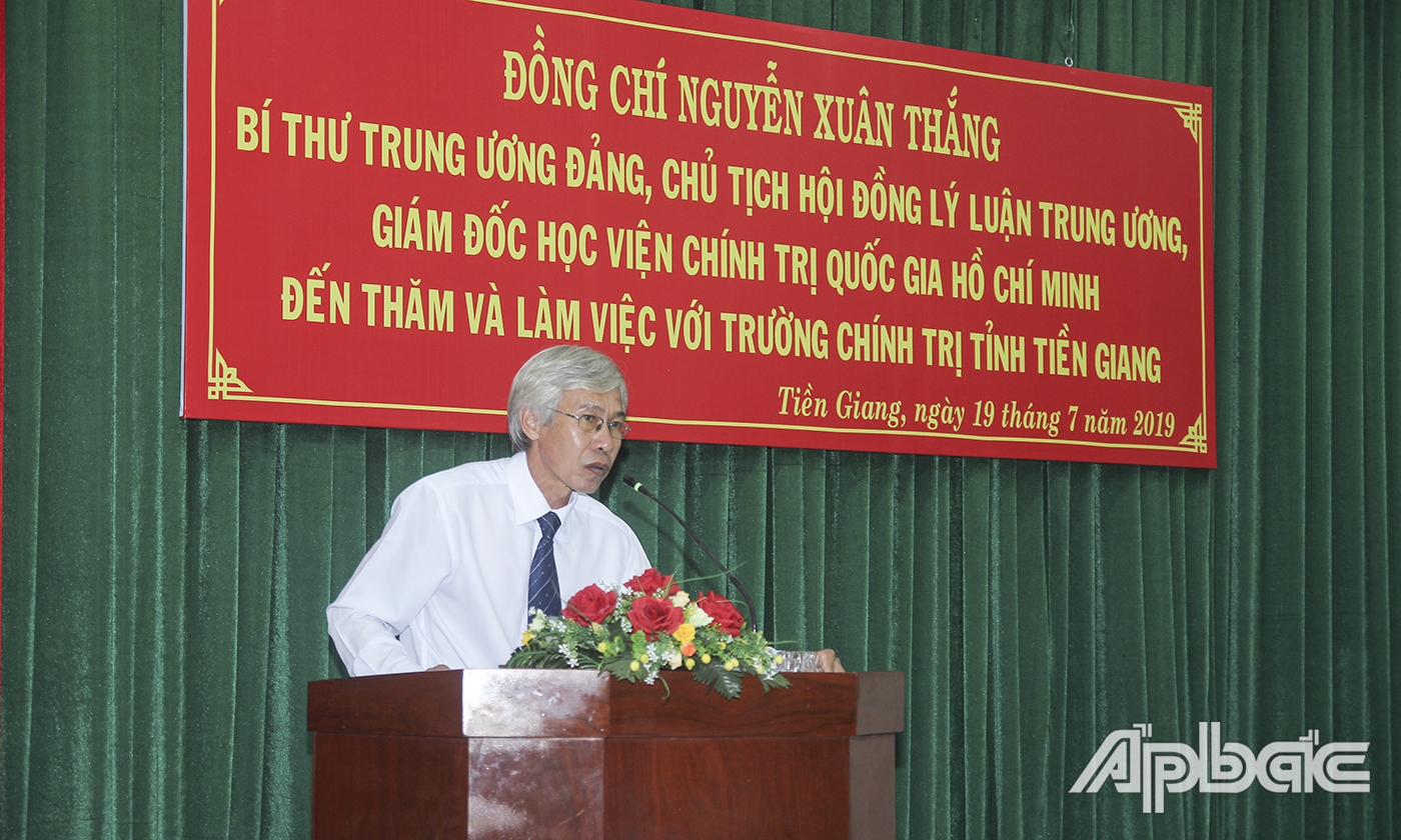 Ban Giám hiệu nhà trường báo cáo tại buổi làm việc.
