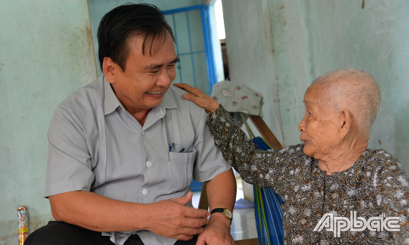 Đồng chí Võ Văn Bình ân cần thăm hỏi, tặng quà vợ liệt sĩ Nguyễn Thị Ngưu